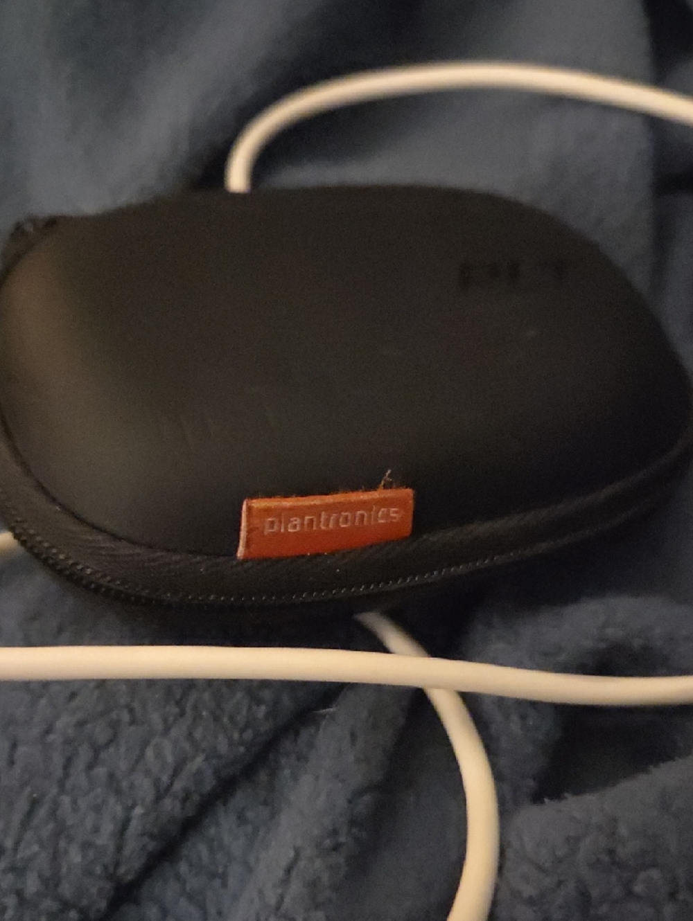 Plantronics (PLT) Earbuds with Case - Picture 3 of 4